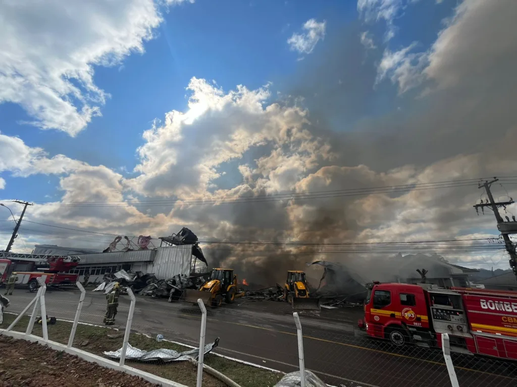 Combate ao incêndio em fábrica de chocolate segue nesta segunda-feira (26) em Flores da Cunha