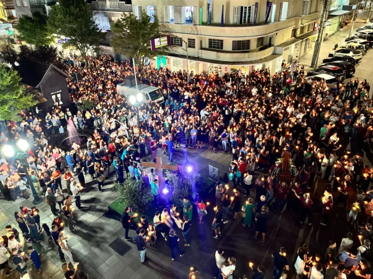 Parada em frente à prefeitura, para a abertura da Pré-Jornada da Juventude (Foto: Ascom/Prefeitura de Bento Gonçalves)