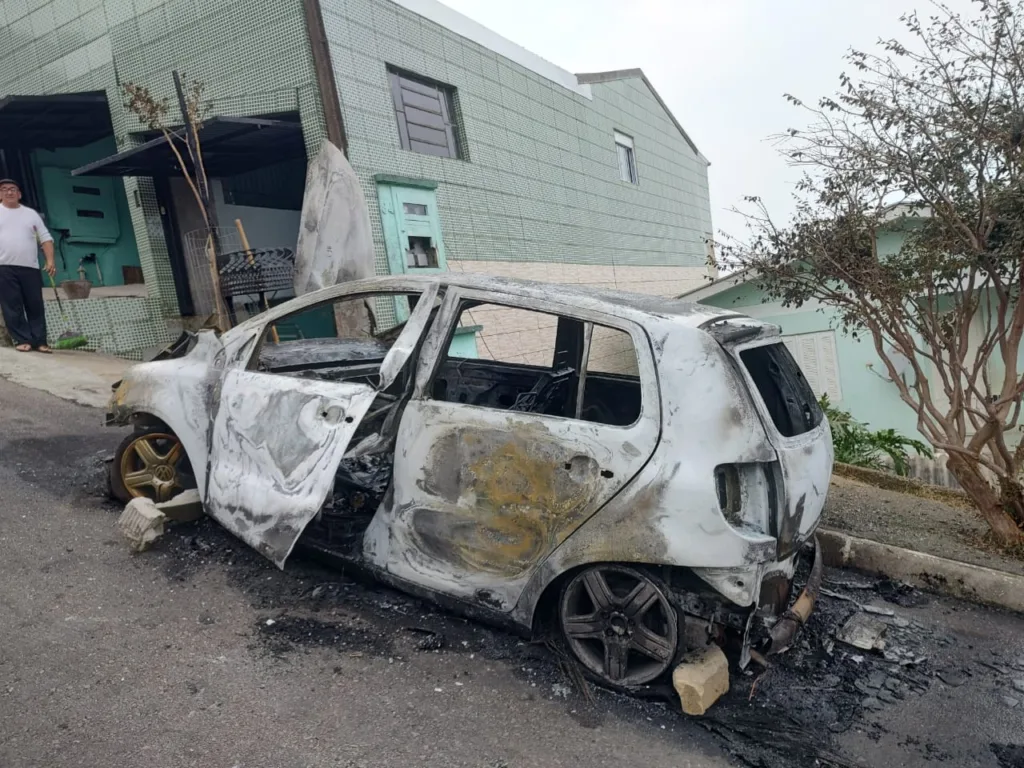 Carro foi completamente destruído pelas chamas (Foto: ACS/3ªCiaEsp/Bento Gonçalves/RS)