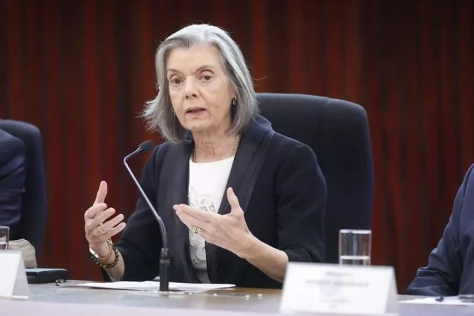 
Para Cármen Lúcia, a jogatina on-line tem "potencial de interferir no processo eleitoral, especialmente para propaganda ou aliciamento de eleitores" - (crédito: Alejandro Zambrana/Secom/TSE) 