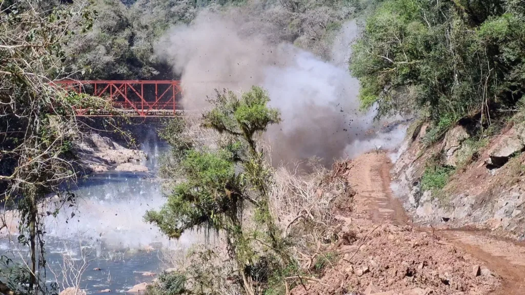 Prefeitura de Caxias do Sul utiliza explosivos em estrada para liberar acesso à Gramado