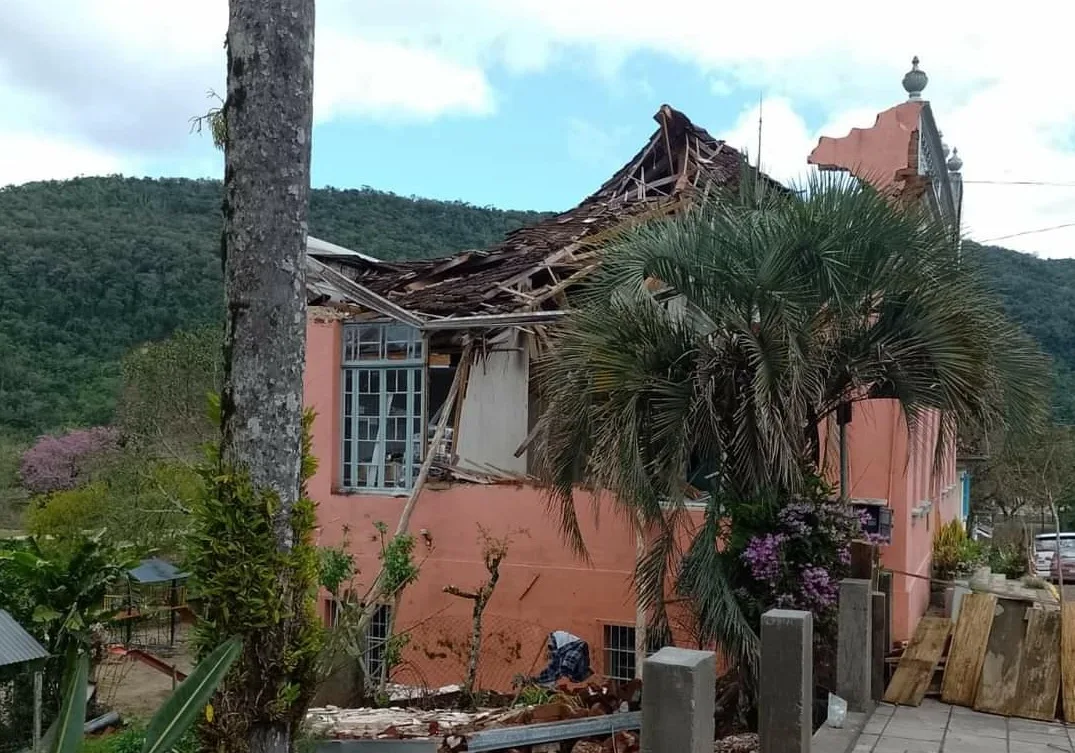 Estrutura de prédio histórico desaba em Santa Tereza