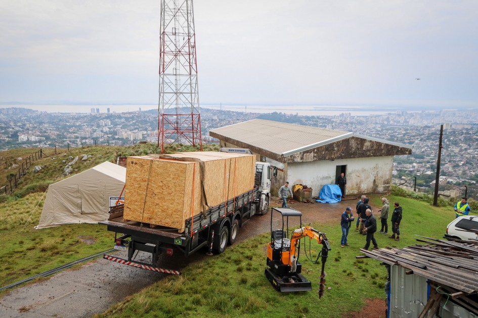 Iniciada instalação de radar meteorológico no Morro da Polícia, em Porto Alegre