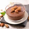 Mousse de chocolate com amêndoas torradas