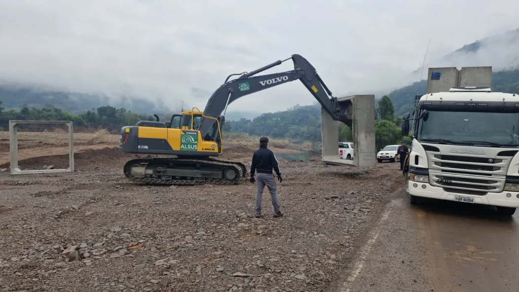 Galerias em concreto para construção de ponte provisória começam a chegar a Vila Cristina, em Caxias do Sul