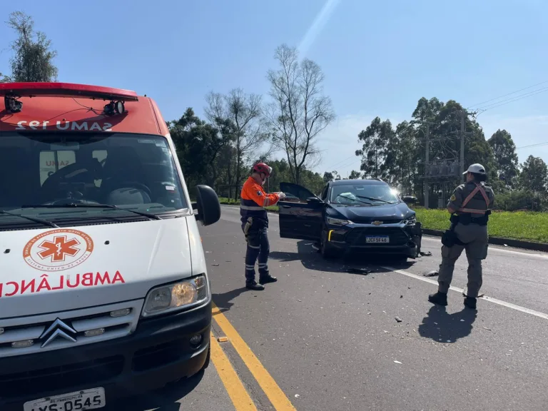 Acidente com colisão entre dois carros é registrado no km 50 da ERS-122, em Farroupilha (Foto: Adriano Padilha | Grupo RSCOM)