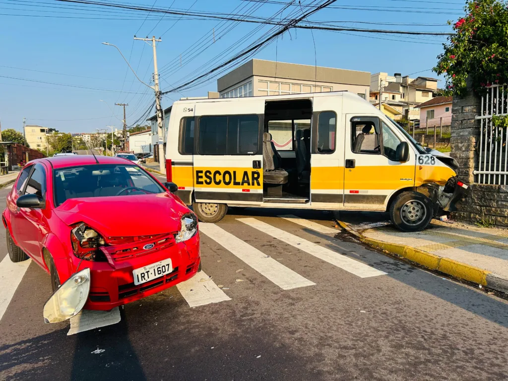 Colisão provocou danos materiais nos dois veículos