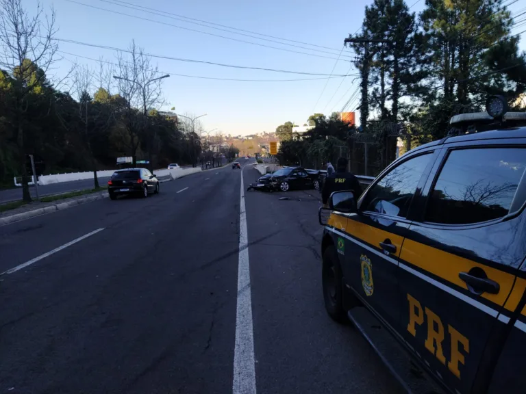 Motorista embriagado colide em defensa metálica na BR-116 em Caxias do Sul