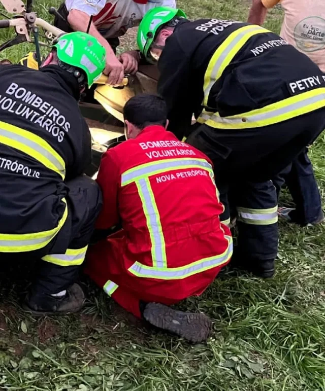 Homem fica ferido após trator agrícola capotar no interior de Nova Petrópolis