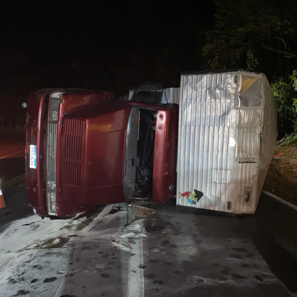 Tombamento de caminhão deixa trânsito em meia pista na ERS-122, em Flores da Cunha, nesta sexta