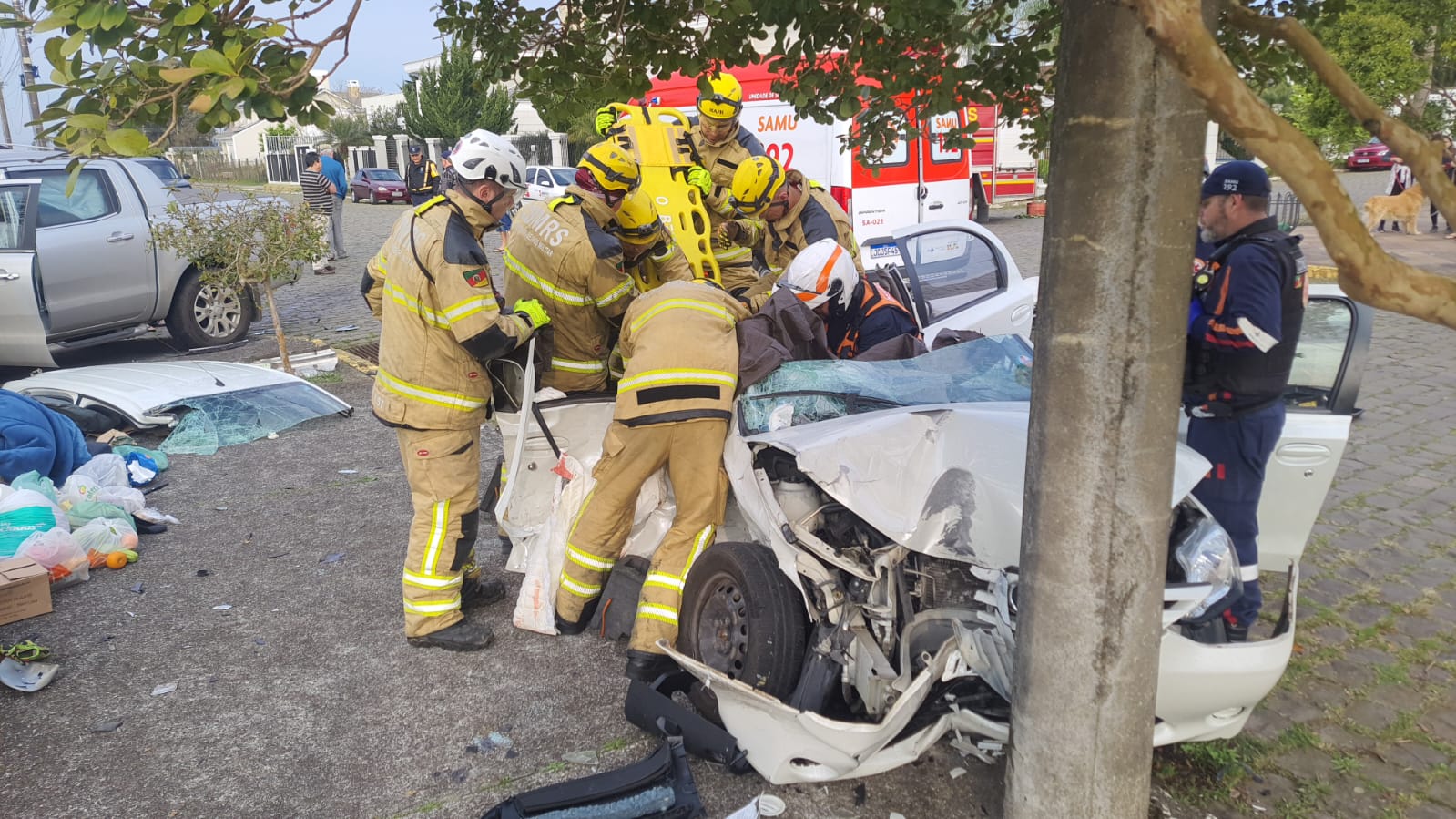 Mulher fica presa às ferragens em grave acidente no bairro Santo Antão, em Bento Gonçalves