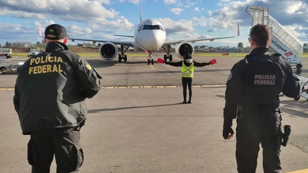 Extraditado ao Brasil, paraguaio líder de facção desembarca no aeroporto de Caxias do Sul