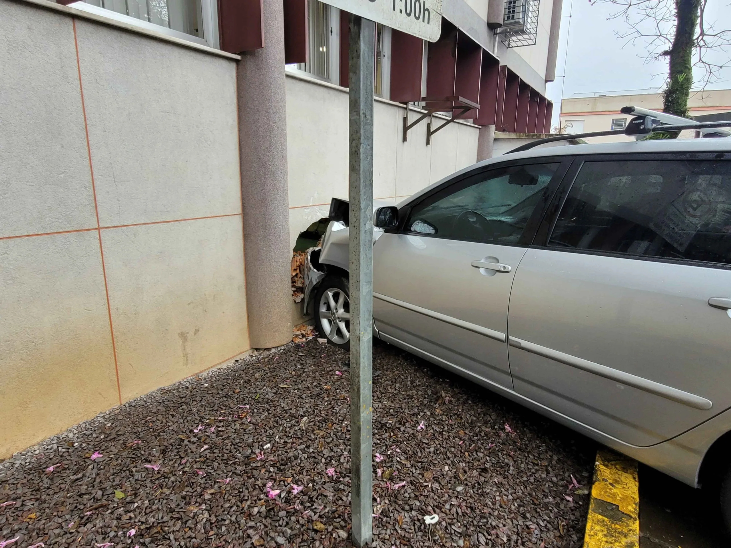 Atendimentos no Centro de Especialidades Odontológicas são suspensos após acidente com carro quebrar parede e alagar prédio