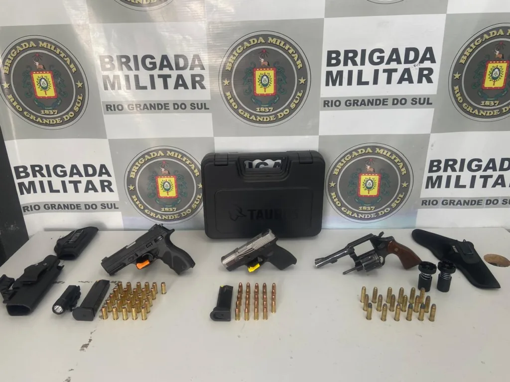 Homem é flagrado com duas pistolas, um revólver e munições em Caxias do Sul