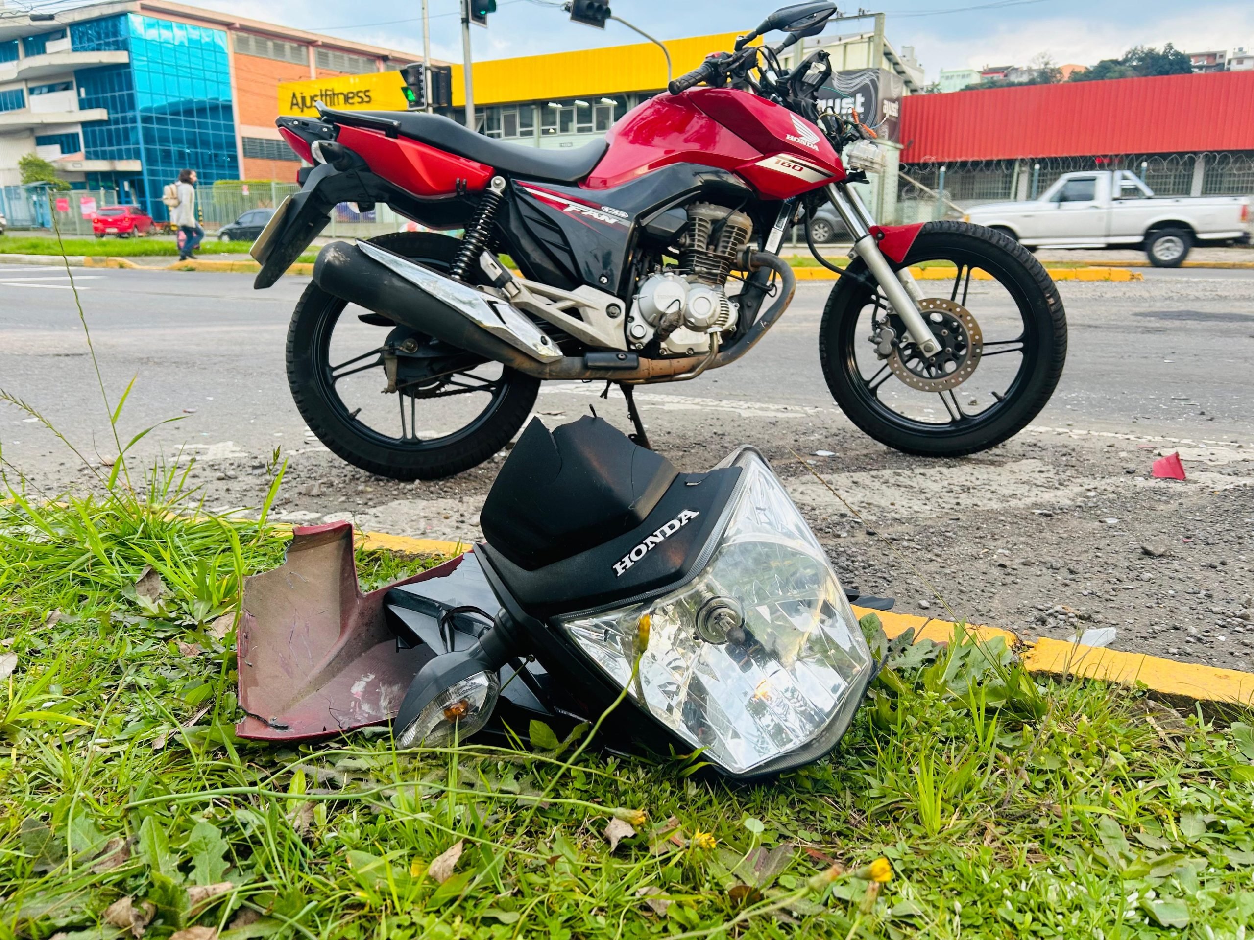 Motociclista fica ferido após colisão no bairro Salgado Filho, em Caxias do Sul