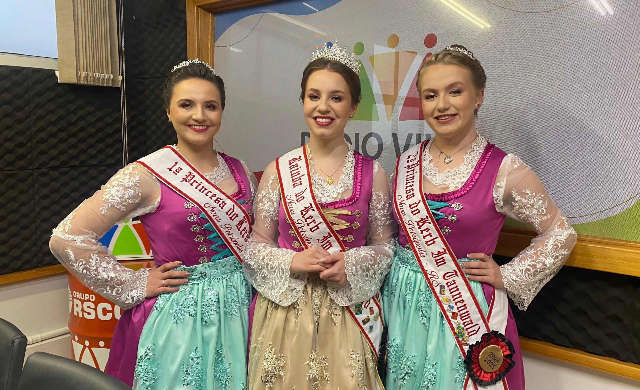 Corte do 19º Kerb im Tannenwald: a rainha Adeline Weber Sidegum, a 1ª princesa Sara Kathieli Morschel Ribeiro de Freitas, e a 2ª princesa Scheila Carolina Voltz (Foto: Marina Tusset/Grupo RSCOM)