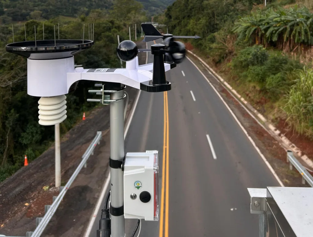 Pedágios free flow na Serra e Vale do Caí recebem equipamento para coleta de dados sobre condições climáticas