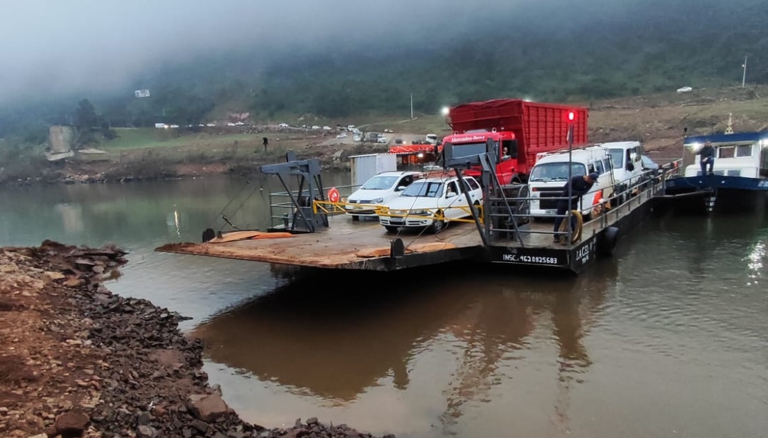 Balsa de Santa Bárbara encalha carregada de veículos no Rio Taquari