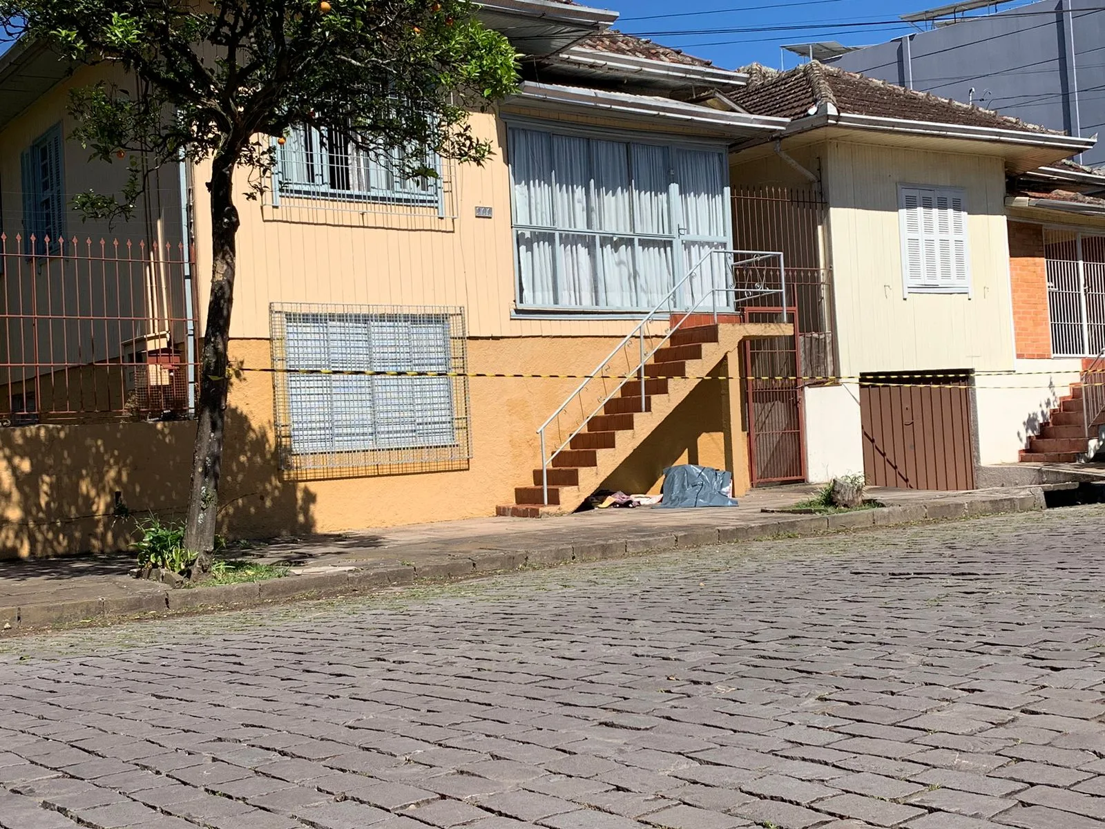 Cadáver foi encontrado em uma calçada, no bairro Marechal Floriano, em Caxias do Sul - Foto: Luca Roth/Grupo RSCOM