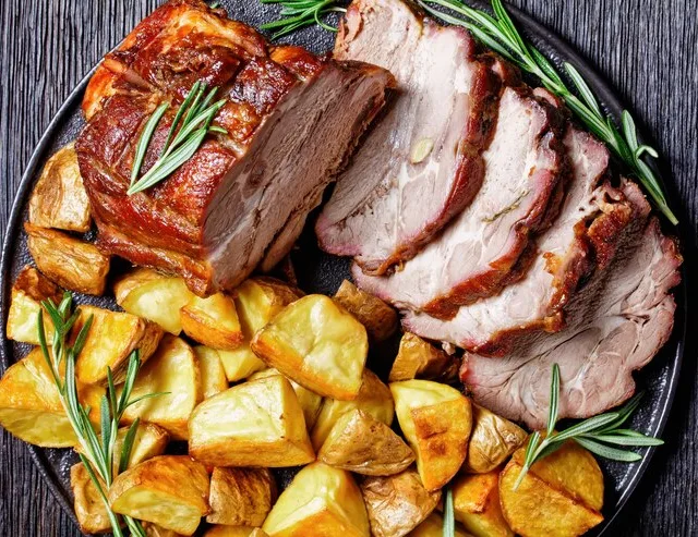 Que tal uma carne de porco assada com batatas nesta quinta? (Foto: Freepik)