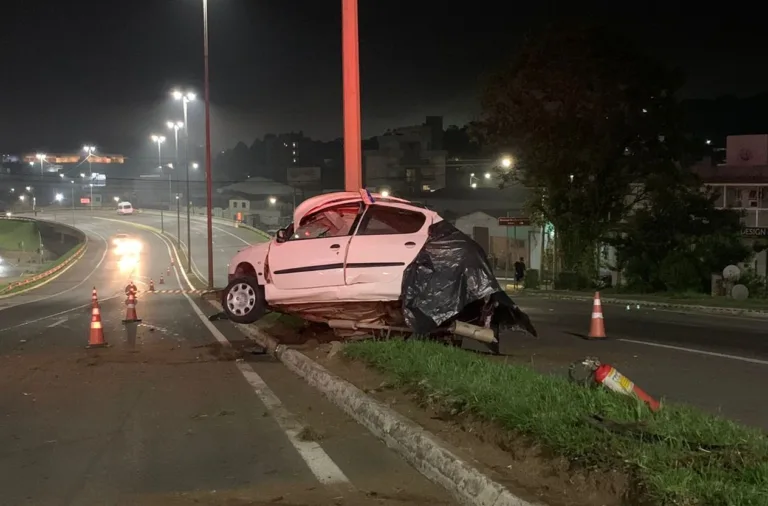 Motorista morre após carro colidir em poste na RSC-453, em Farroupilha