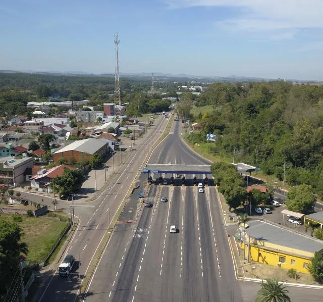 Remoção das construções das antigas praças de pedágio pela CSG será seguida de recuperação do pavimento e sinalização. Obras devem ser concluídas em cerca de 30 dias (Foto: CSG/Divulgação)