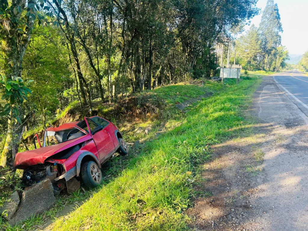 Após perder controle de veículo, homem fica ferido em acidente na ERS-452 em Vale Real