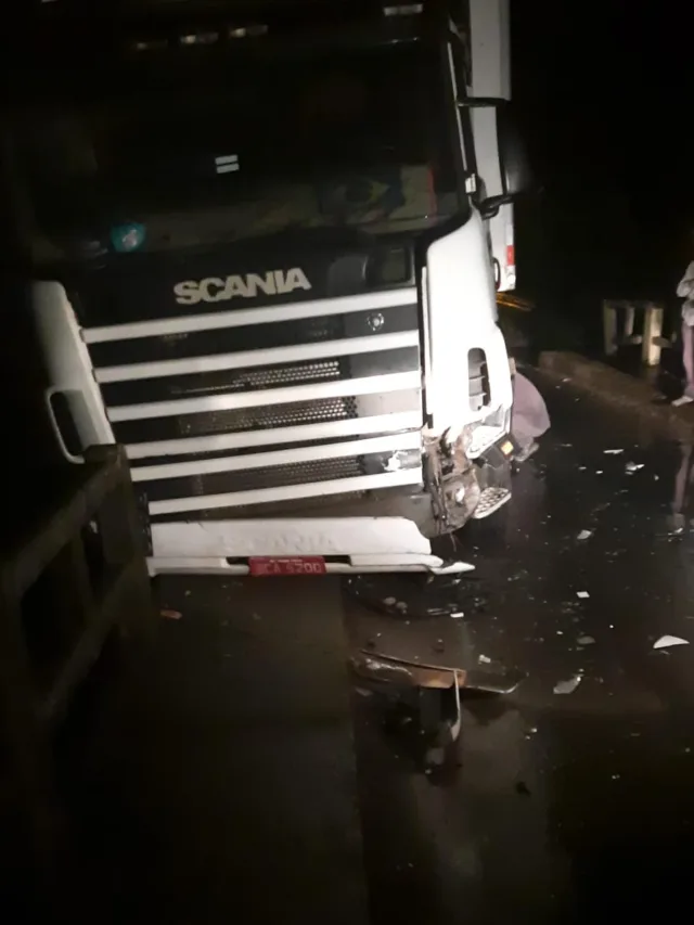 Caminhão Scania bateu em veículo e colidiu contra a mureta da ponte do meio - Crédito: PRE