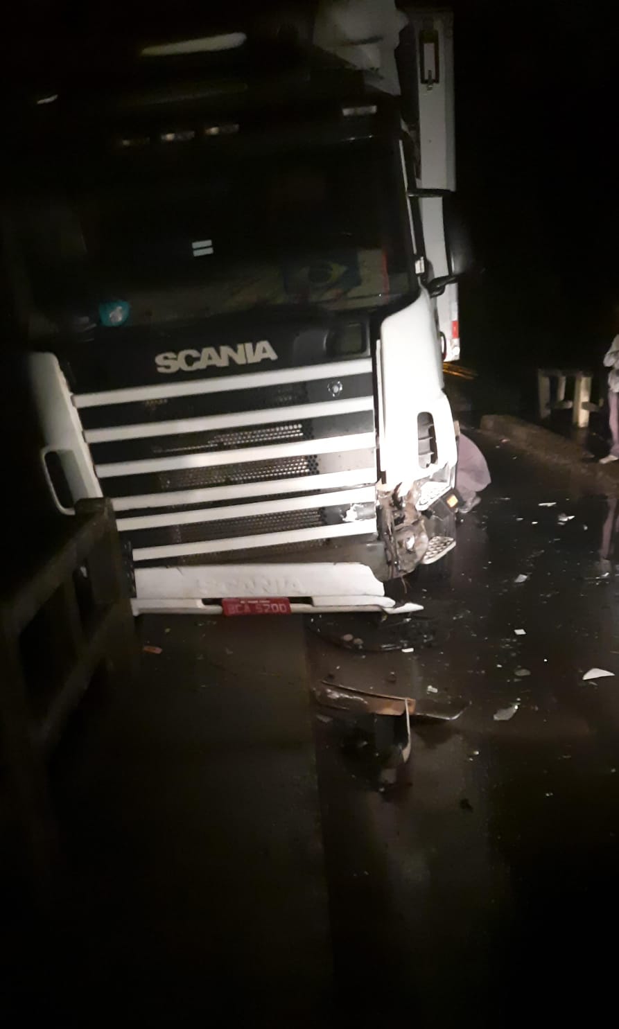 Caminhão Scania bateu em veículo e colidiu contra a mureta da ponte do meio - Crédito: PRE