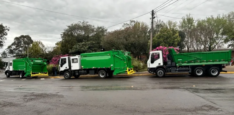 Três caminhões novos passam a integrar frota da Codeca, em Caxias do Sul; confira balanço dos itens adquiridos via financiamento