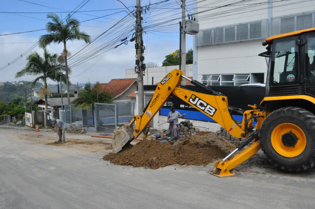 Instalação de redes de esgoto altera trânsito em bairros de Caxias do Sul nesta semana