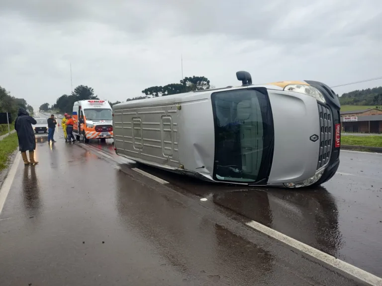 Van atravessa canteiro e tomba na ERS-122 em Farroupilha