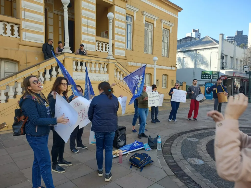 Após protestos, servidores da prefeitura de Bento Gonçalves recebem salário que estava atrasado