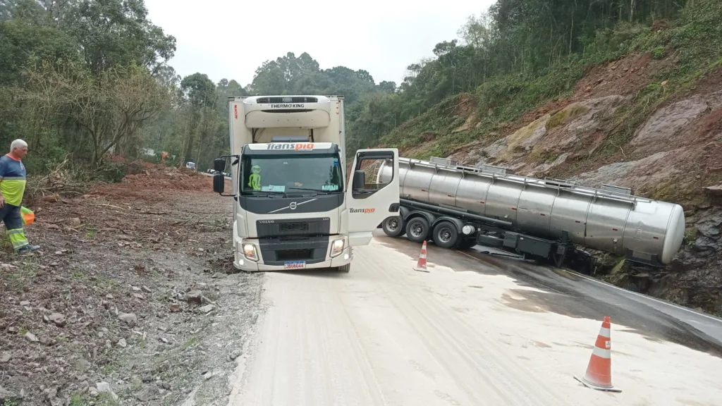 Acidente com caminhão de combustível provoca bloqueio total da ERS-122 em Flores da Cunha