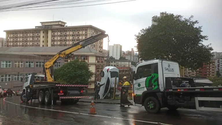 Carro despenca dentro de estacionamento na área central de Caxias do Sul