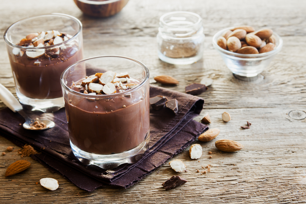 Mousse de chocolate com amêndoas torradas. (Foto: Shutterstock)