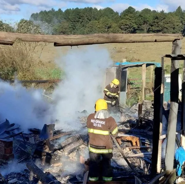 Incêndio atingiu quatro residências (Foto: Corpo de Bombeiros de São Francisco de Paula/Divulgação)