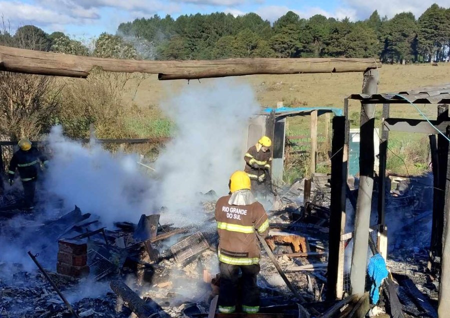 Incêndio atingiu quatro residências (Foto: Corpo de Bombeiros de São Francisco de Paula/Divulgação)