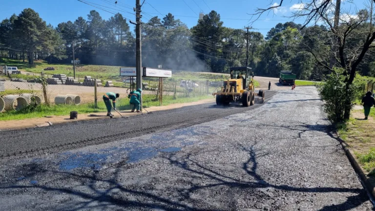 Ruas do bairro Jardim das Hortências começam a receber reparos na pavimentação asfáltica em Caxias do Sul