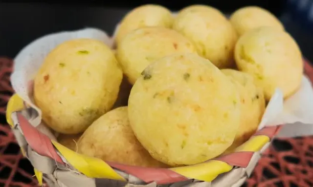 Pão de Queijo com ervas finas e recheio de queijo (Foto: TV Cátia Fonseca)