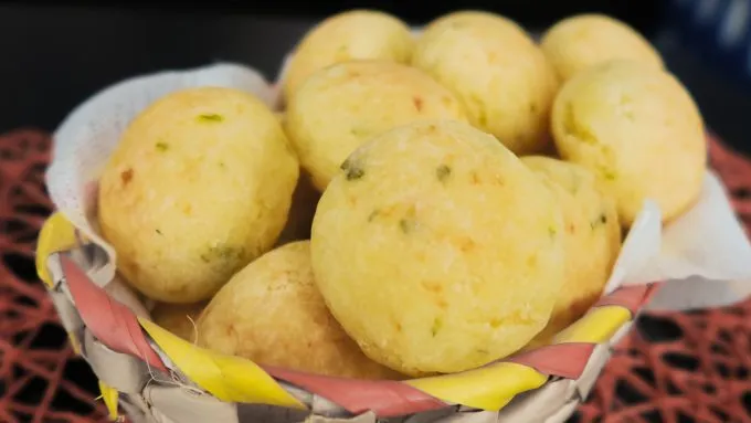 Pão de Queijo com ervas finas e recheio de queijo (Foto: TV Cátia Fonseca)