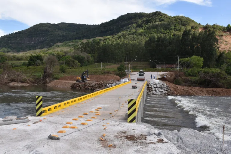 FOTOS: Veja como estão os preparativos para a inauguração da ponte provisória entre Caxias do Sul e Nova Petrópolis