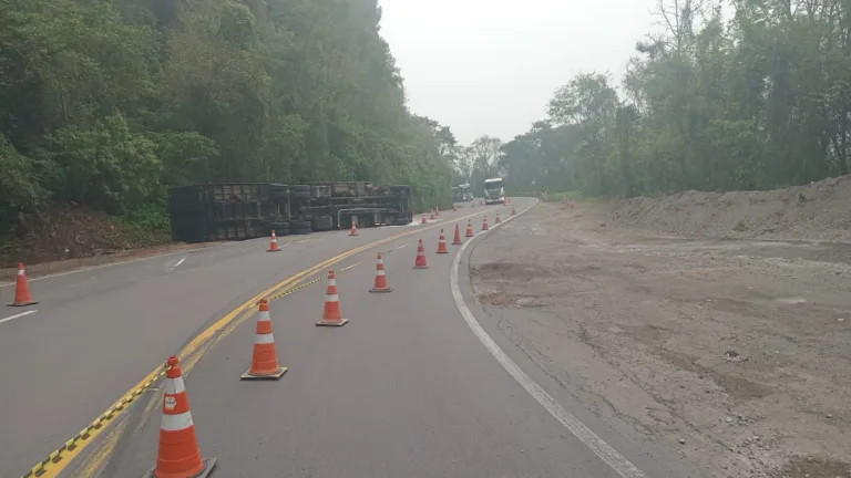 Tombamento de caminhão deixa trânsito em meia pista na ERS-122, em Flores da Cunha, nesta sexta