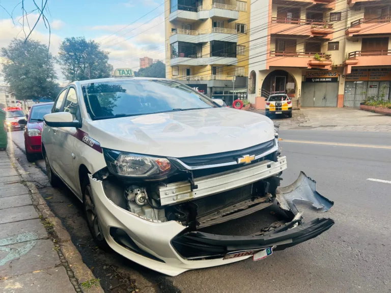 Motociclista fica ferido após colisão com táxi em Caxias do Sul