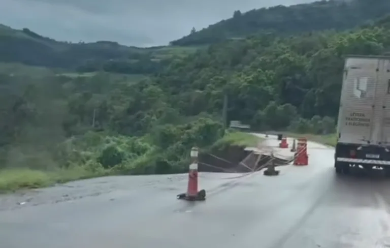 Um pedaço da pista caiu no km 17,5 da rodovia, em frente a Capela Bom Conselho na Linha Colossi.