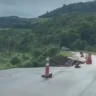 Um pedaço da pista caiu no km 17,5 da rodovia, em frente a Capela Bom Conselho na Linha Colossi.