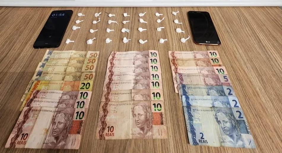 Com o suspeito, os policiais encontraram 28 porções de cocaína, dois celulares e R$ 361,00