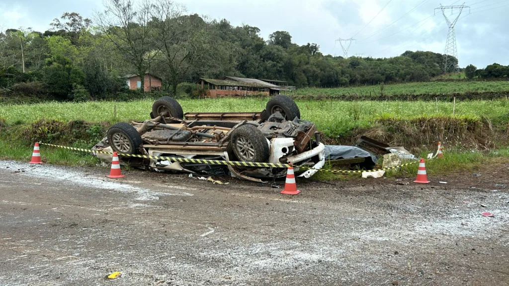 Motorista morre após caminhonete capotar na ERS-355, em Fagundes Varela