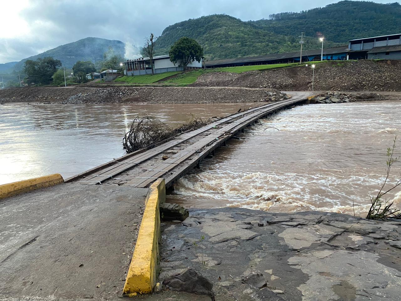 Após águas baixarem, travessia é liberada na Ponte do Bananal, em Vale Real