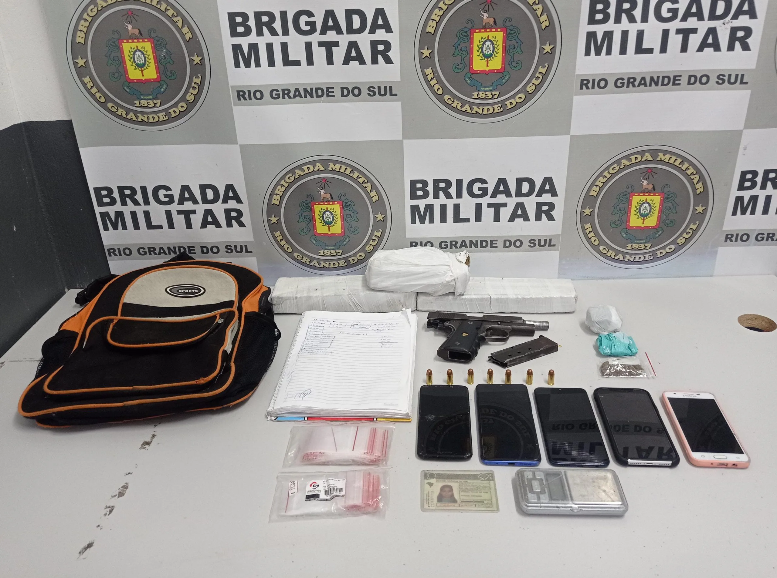 Ação do 4º Batalhão de Choque prende quatro pessoas com arma, munições e drogas em Caxias do Sul